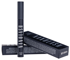 Beaux yeux avec un sérum Nanolash